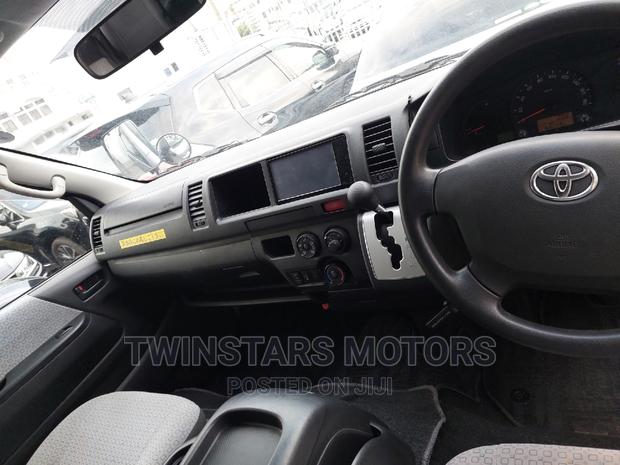 Toyota HiAce 2017 Beige - thumbnail 6