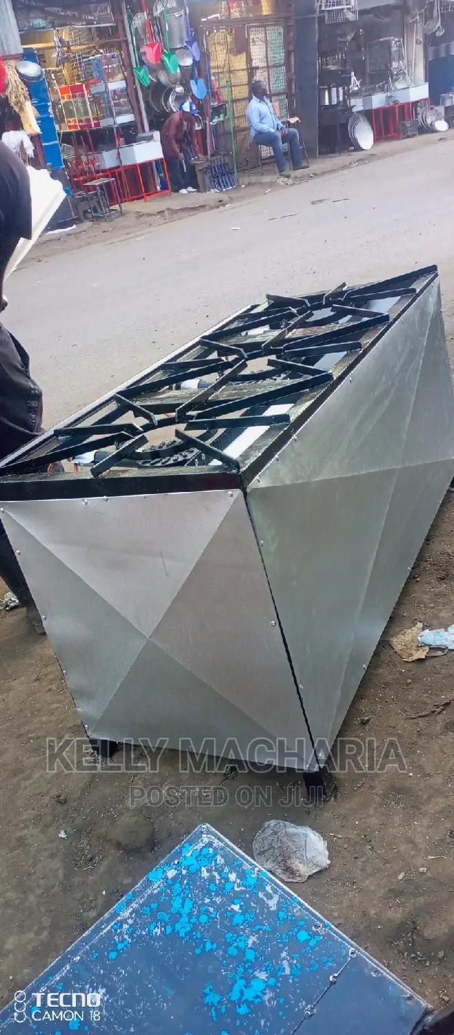 Closed Three Burner Gas Grill Jikos