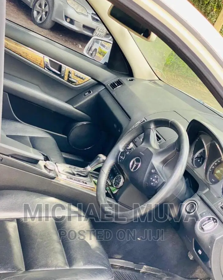 Mercedes-Benz C200 2011 Pearl