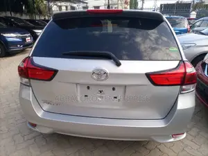 Toyota Corolla Fielder 2017 Silver