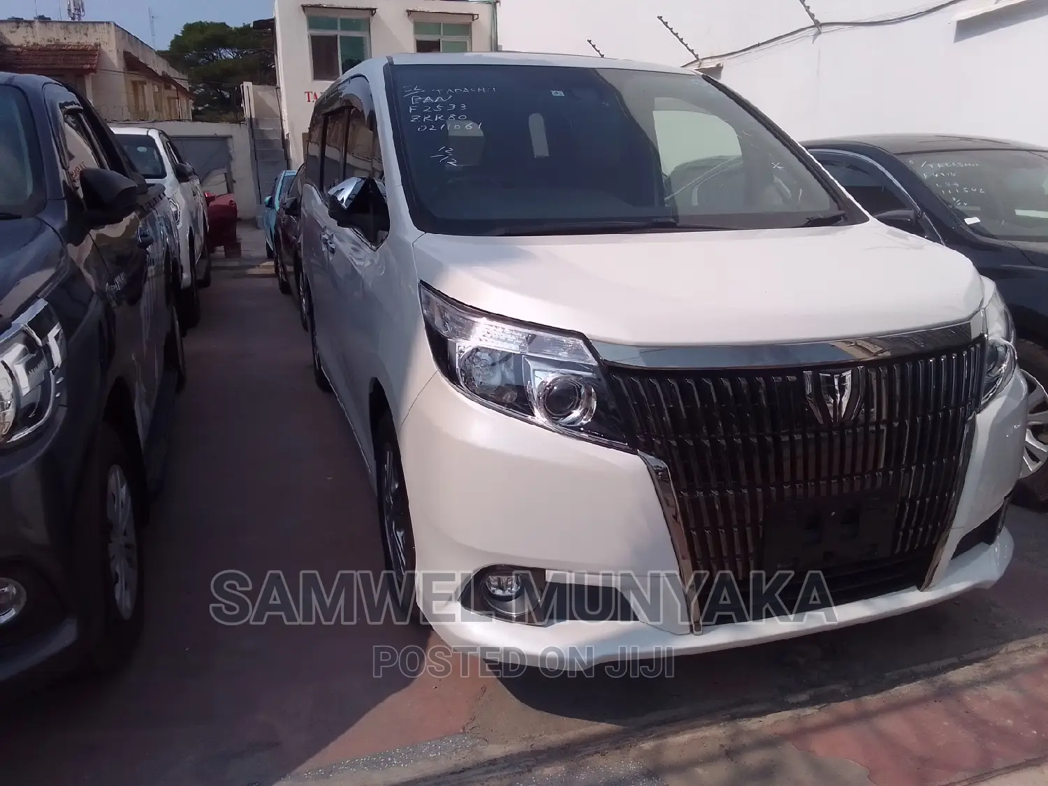 Toyota Esquire 2.0 AWD (8 seater) 2016 Pearl