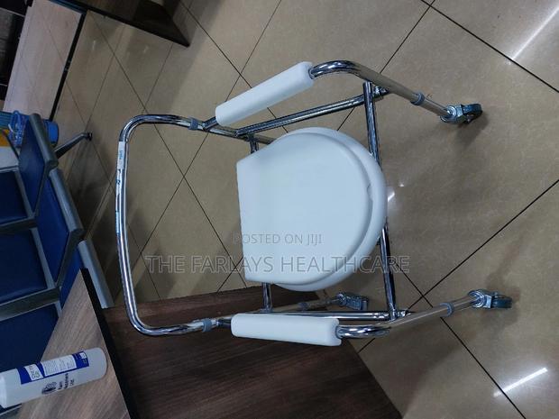 Commode Seat With Wheels. - main view