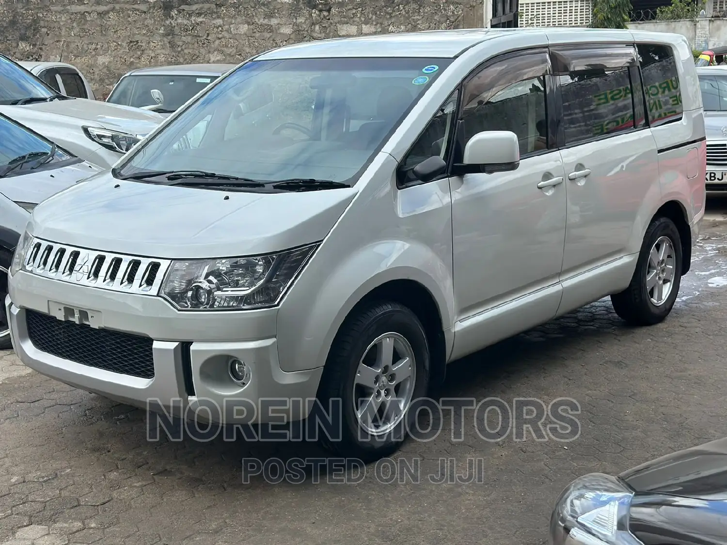 Mitsubishi Delica 2016 Off white