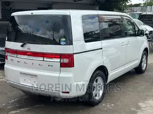 Mitsubishi Delica 2016 Off white