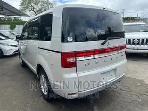 Mitsubishi Delica 2016 Off white