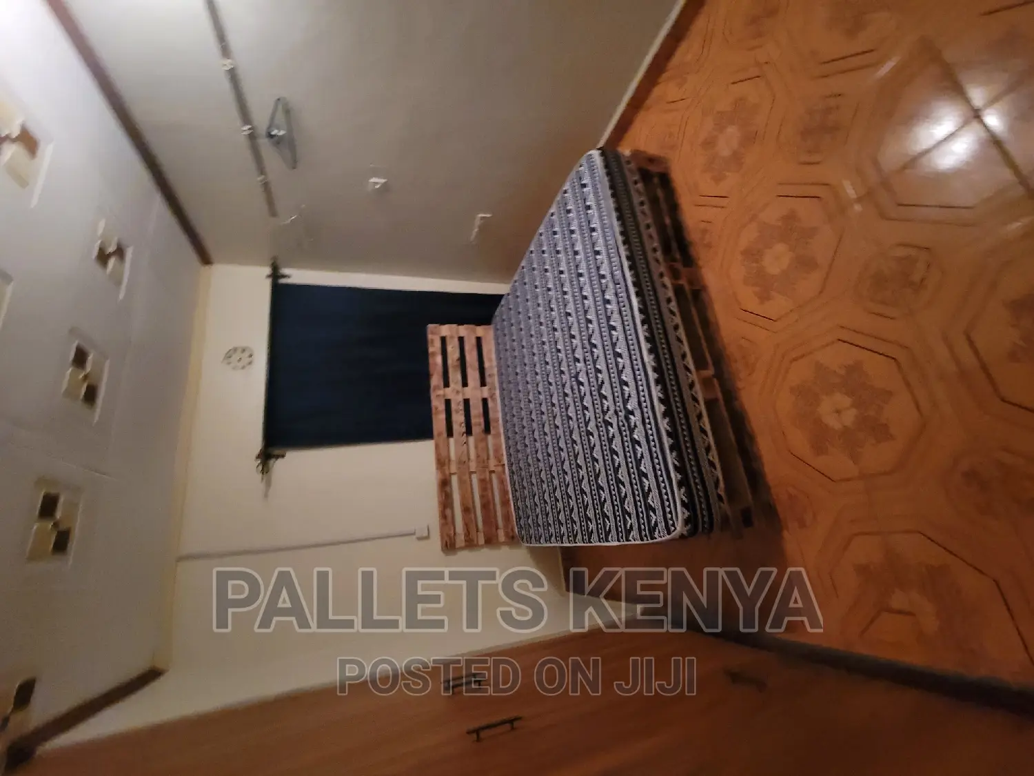 King Size Pallet Bed With 8" MOKO Mattress