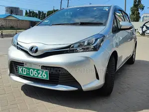 Toyota Vitz 2016 Silver