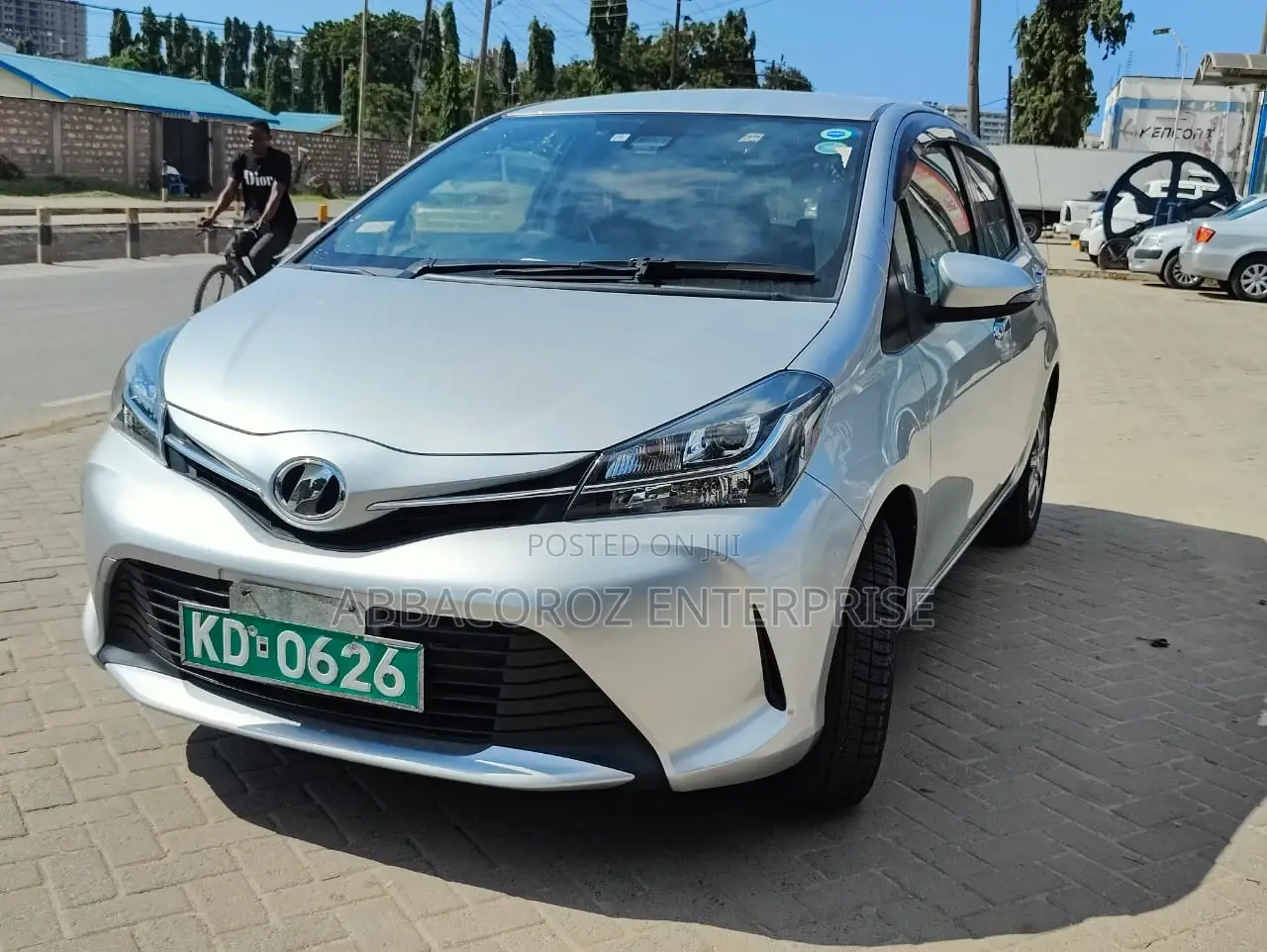 Toyota Vitz 2016 Silver