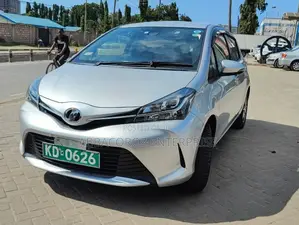 Toyota Vitz 2016 Silver