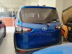 Toyota Sienta 2016 Blue