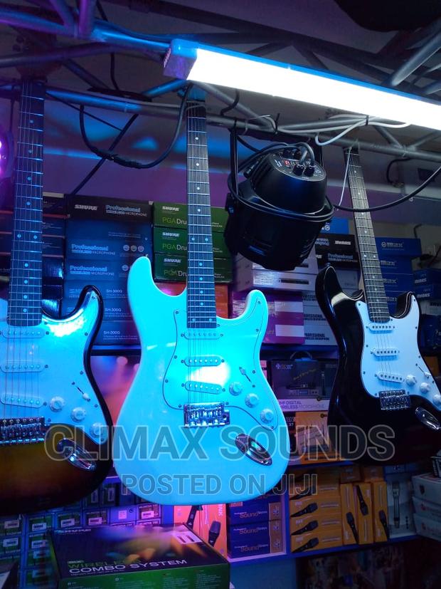 Electric Solo Guitar White, Stratocaster - thumbnail 3