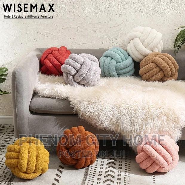 High Quality Modern Decor Knot Ball Pillows