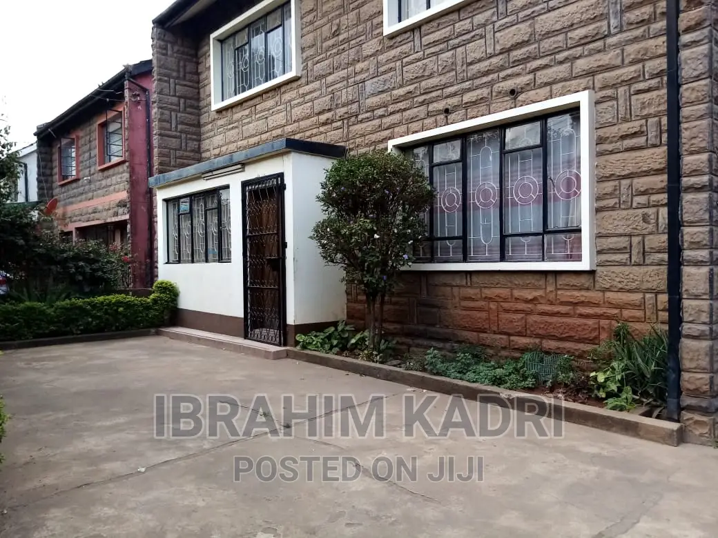 8bdrm House in Mbono Crescent, Pangani for sale