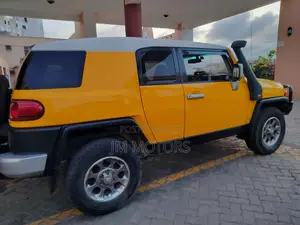 Toyota FJ Cruiser 2012 Yellow