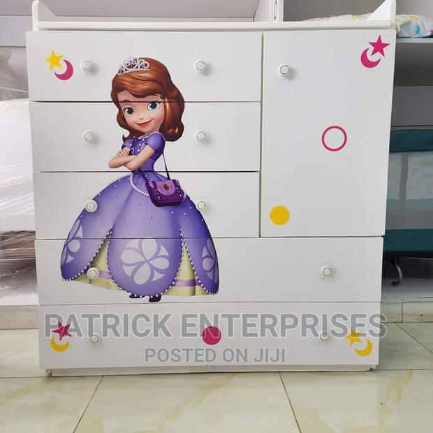 Morden Chest of Drawers 4 by 4 Fitts