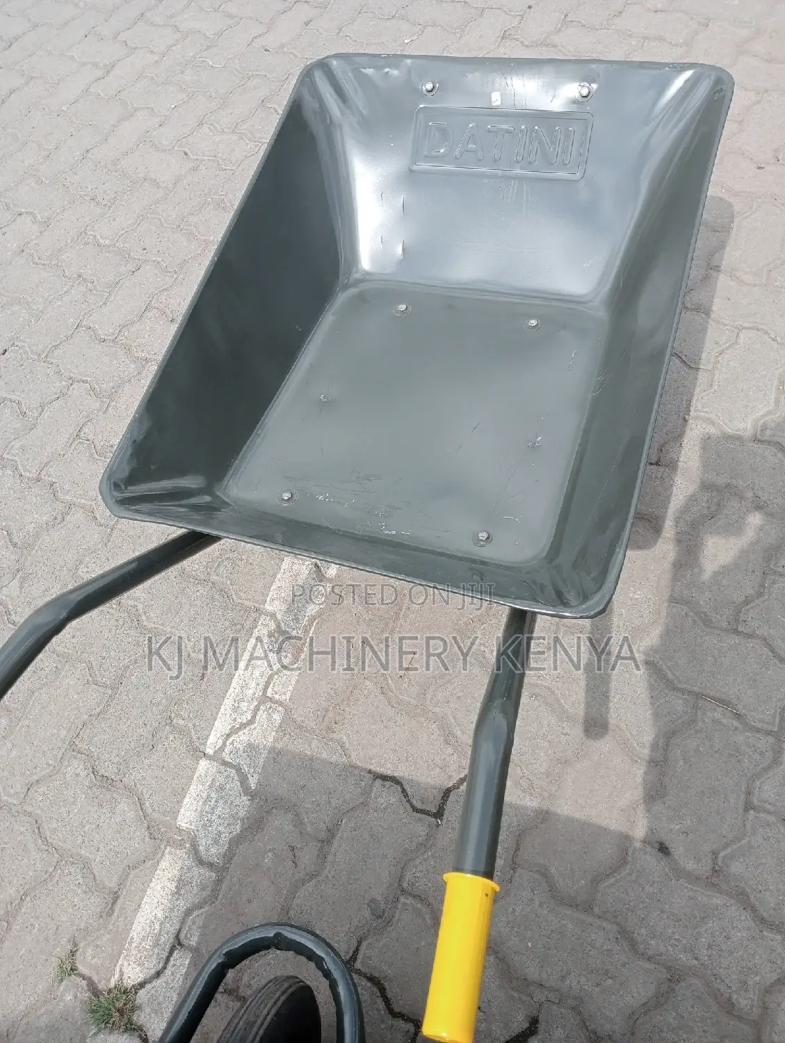 Heavy Duty Wheelbarrow – Strong, Durable Reliable (Datin Brand)