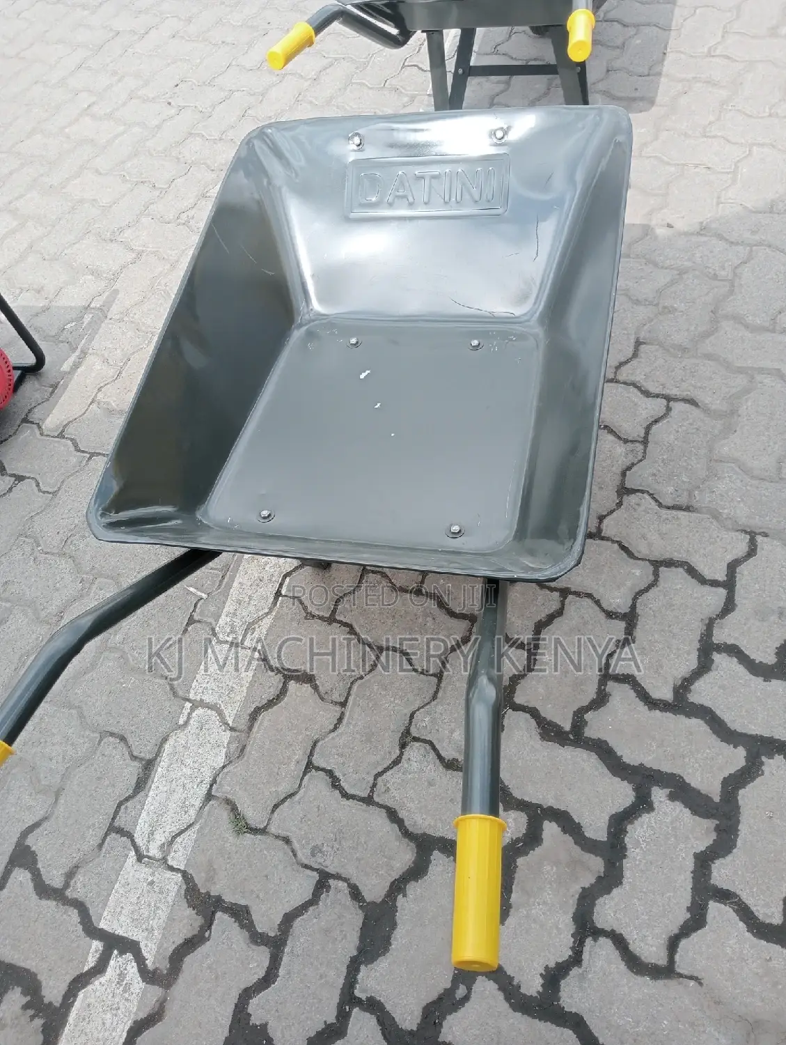 Heavy Duty Wheelbarrow – Strong, Durable Reliable (Datin Brand)