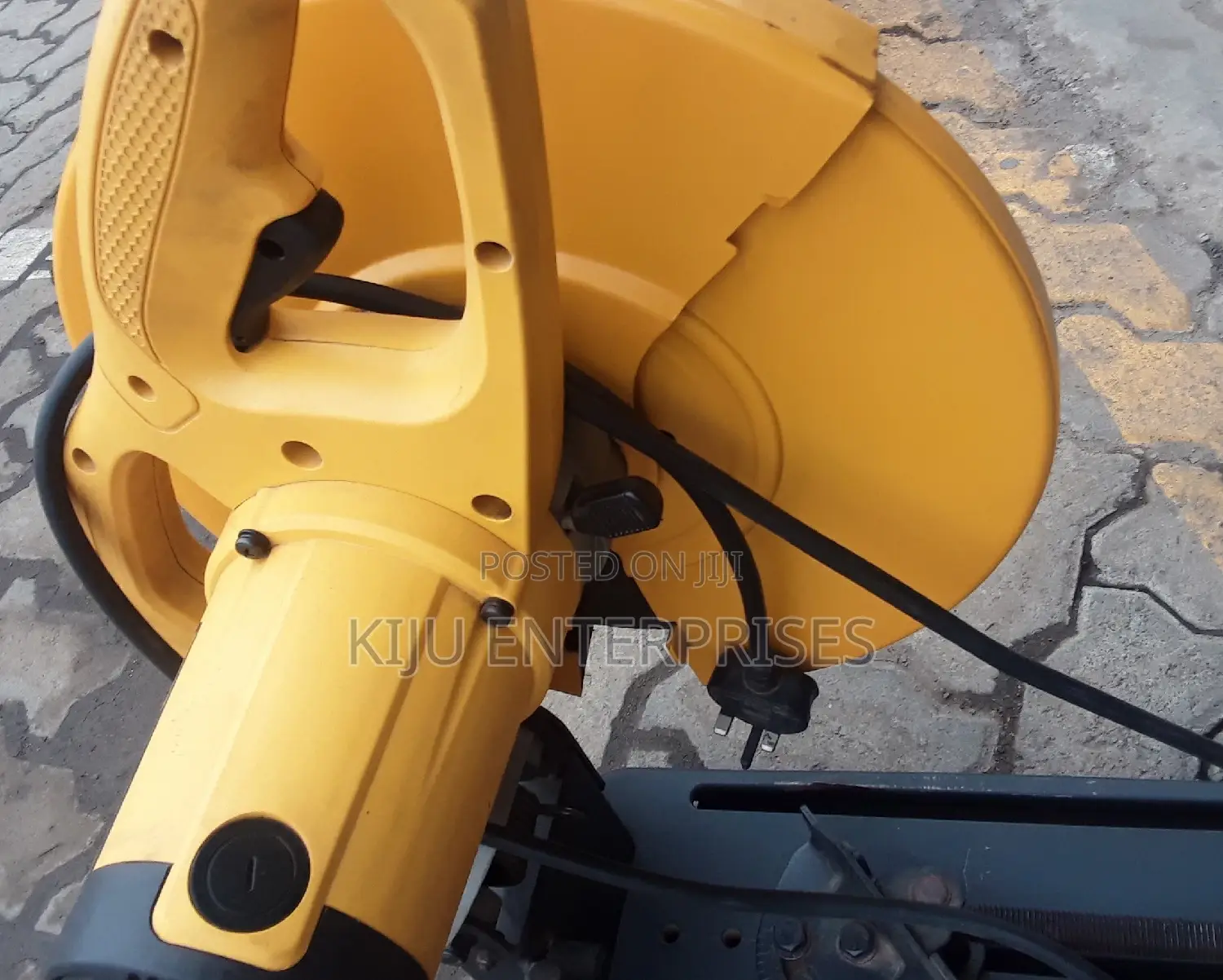 Dewalt Saw Cut Machine