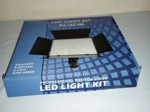 Video Light Kit , Rechargeable and Plug-Powered