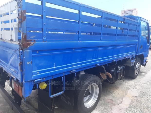 Isuzu ELF Truck 2017 Blue - thumbnail 3