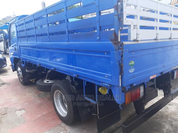 Isuzu ELF Truck 2017 Blue - thumbnail 6