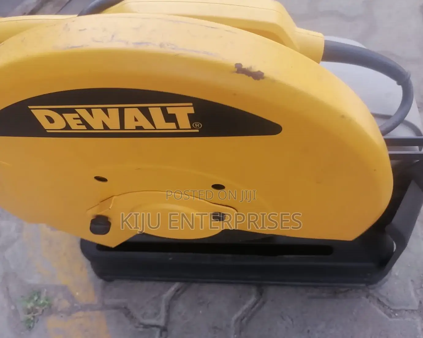 Dewalt-Saw Machine