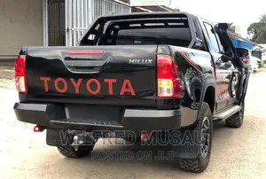 Toyota Hilux 2018 Black