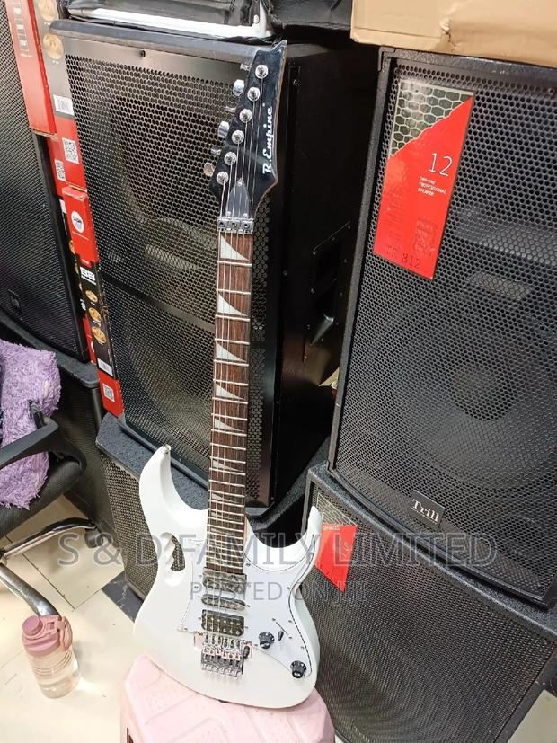 Solo White Guitar - main view