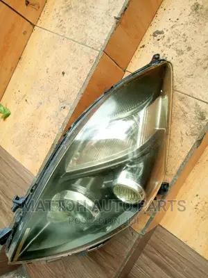 Toyota Isis Head Light