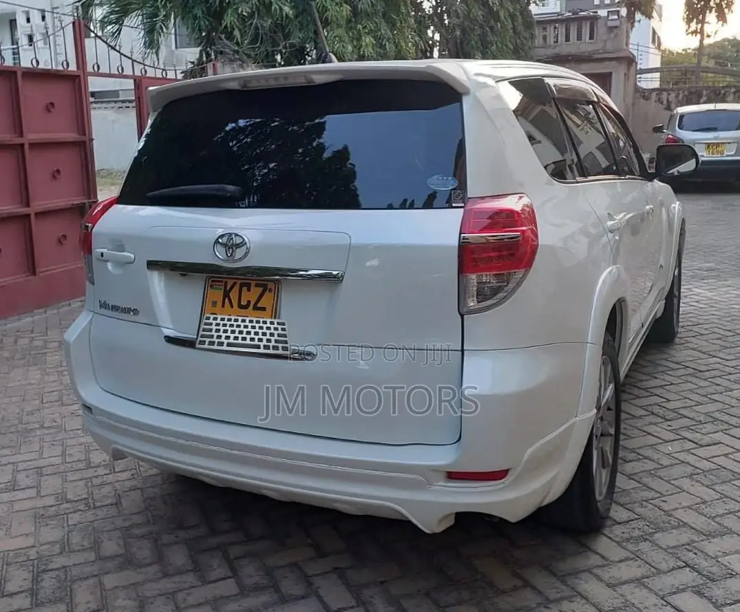 Toyota Vanguard 2013 White