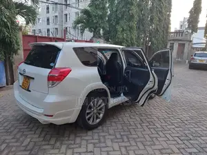 Toyota Vanguard 2013 White