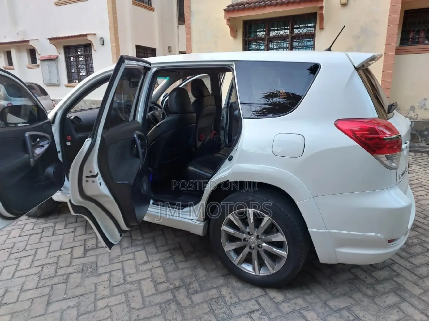 Toyota Vanguard 2013 White