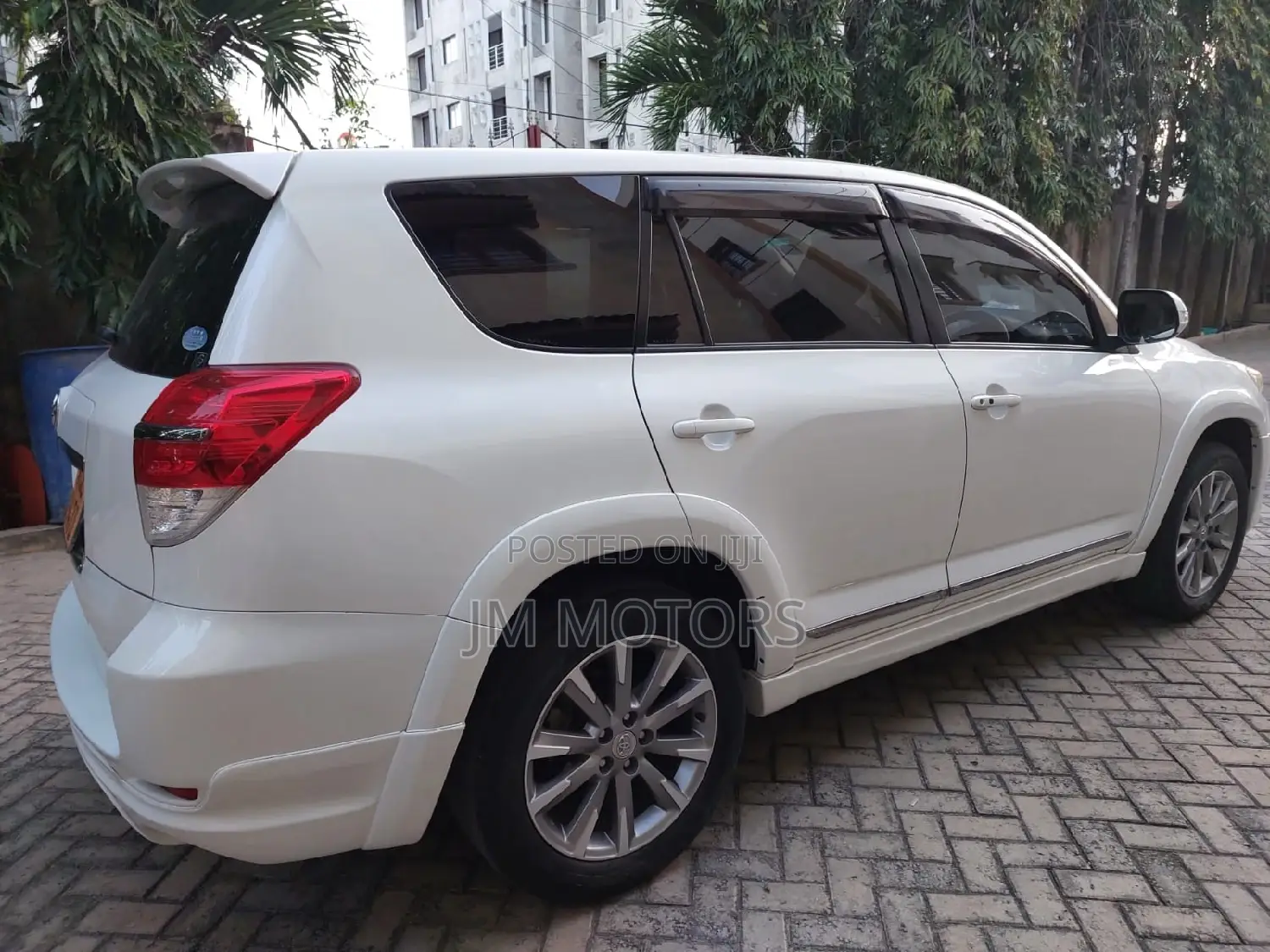Toyota Vanguard 2013 White