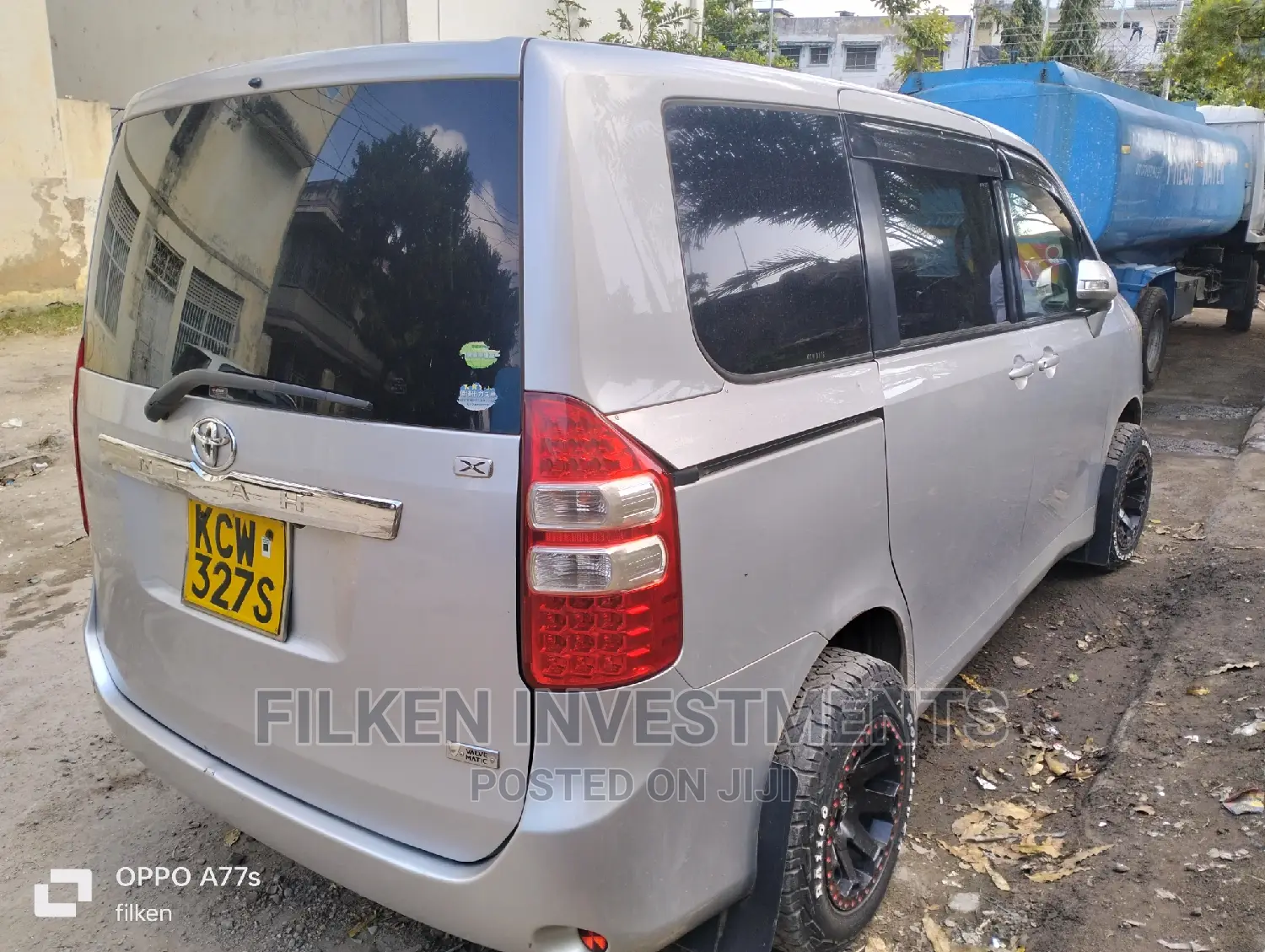 Toyota Noah 2.0 143hp FWD (8 Seater) 2013 Silver