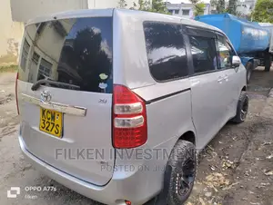Toyota Noah 2.0 143hp FWD (8 Seater) 2013 Silver