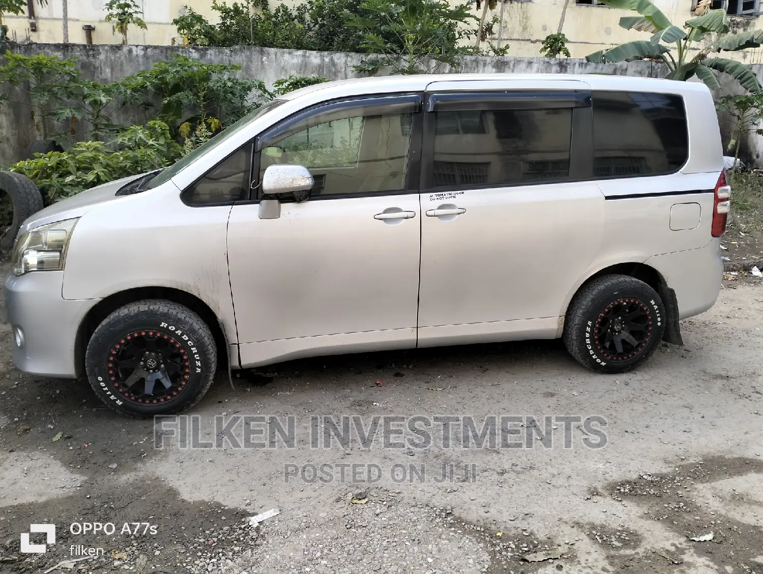 Toyota Noah 2.0 143hp FWD (8 Seater) 2013 Silver