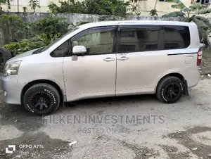 Toyota Noah 2.0 143hp FWD (8 Seater) 2013 Silver