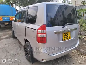 Toyota Noah 2.0 143hp FWD (8 Seater) 2013 Silver