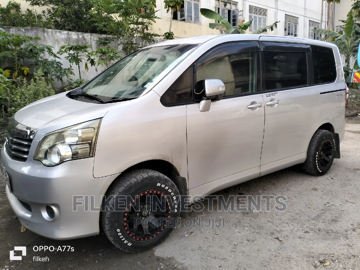 Toyota Noah 2.0 143hp FWD (8 Seater) 2013 Silver