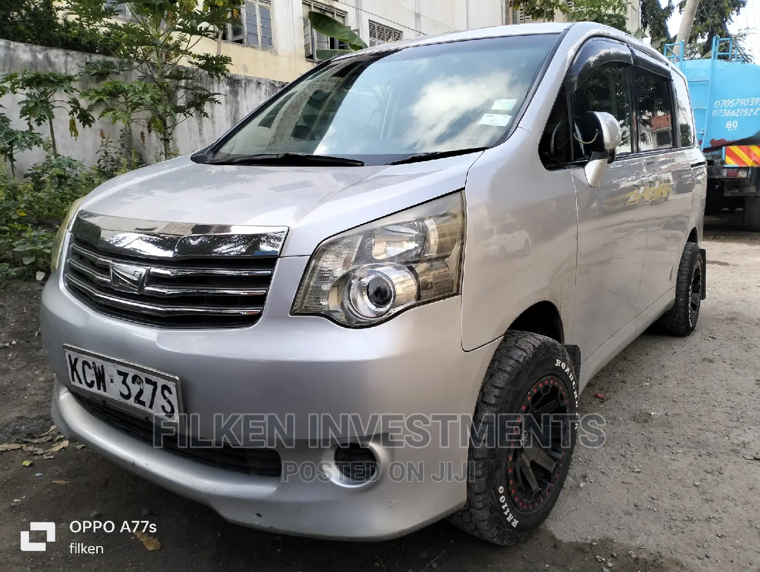 Toyota Noah 2.0 143hp FWD (8 Seater) 2013 Silver