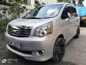 Toyota Noah 2.0 143hp FWD (8 Seater) 2013 Silver