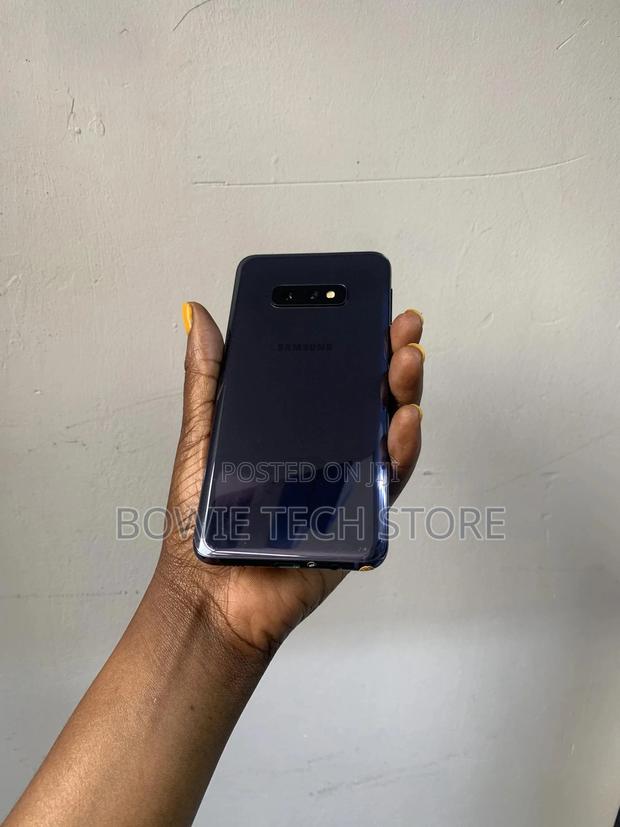 Samsung Galaxy S10e 128 GB Black - thumbnail 4