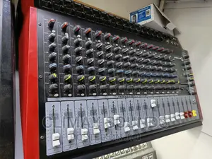 Max 16 Channel Powered Mixer√