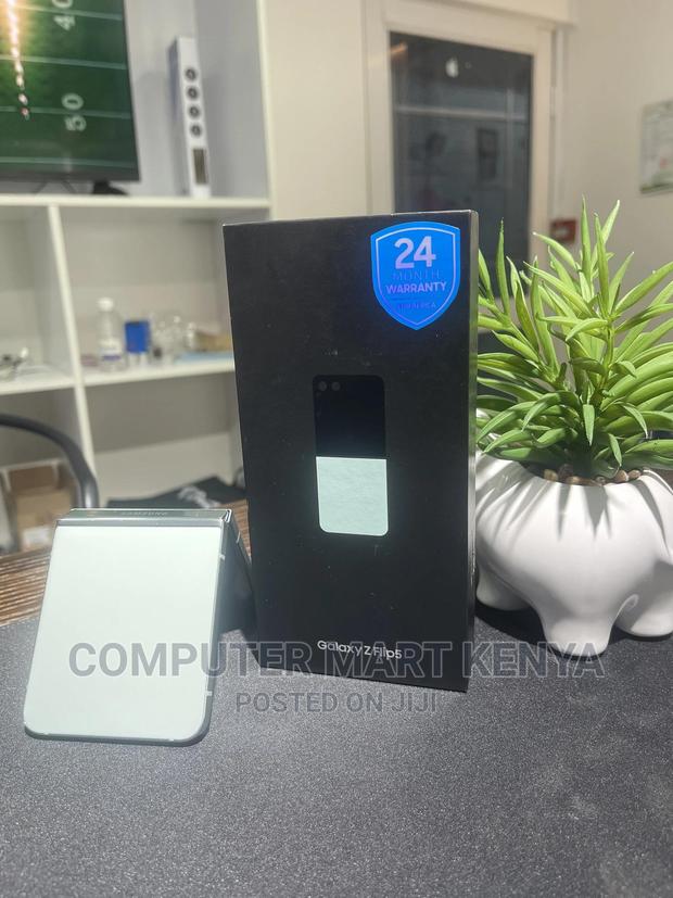 New Samsung Galaxy Z Flip5 256 GB Black - thumbnail 3
