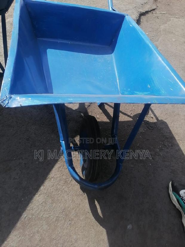 Heavy Duty Wheelbarrow - thumbnail 2