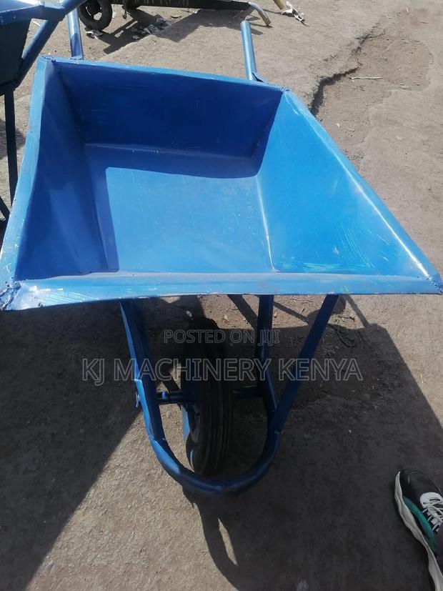 Heavy Duty Wheelbarrow - thumbnail 3