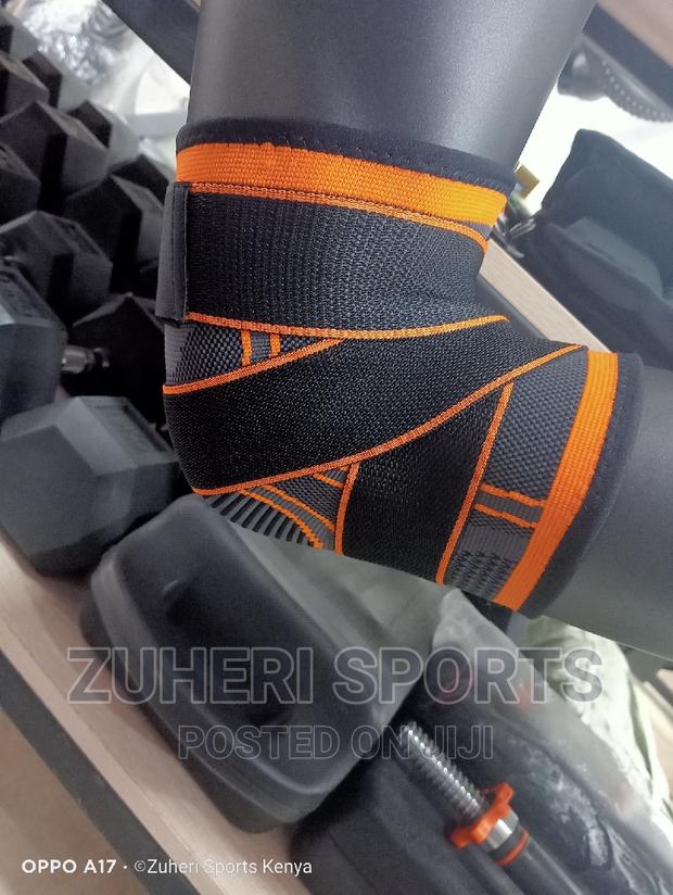 Elastic Knee Support Sleeves With Straps to Fasten