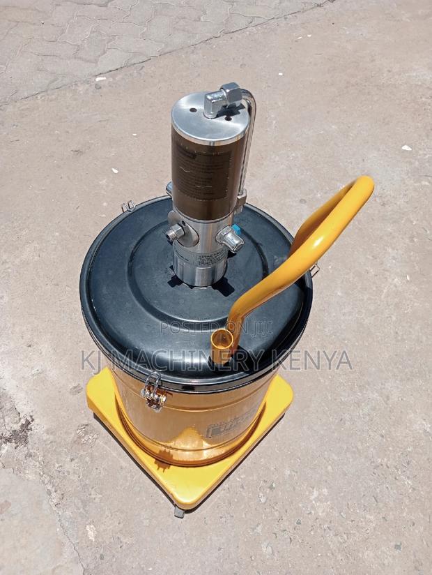 Grease Pumps(Available in 30litres)