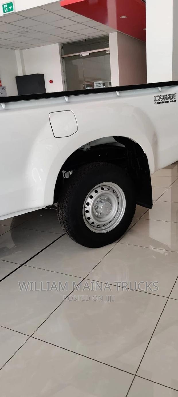 New Isuzu D-MAX 2023 White - thumbnail 2