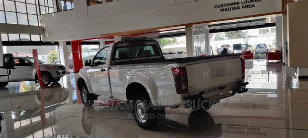 New Isuzu D-MAX 2023 White - thumbnail 6